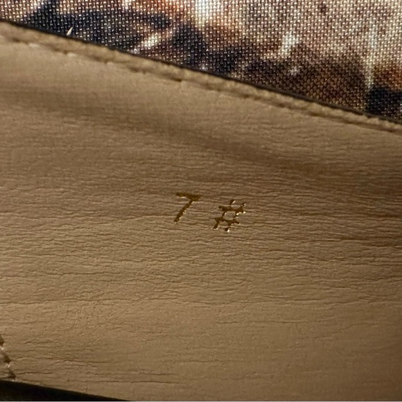 Black Kitten Heels with a Pop of Red Size 7 (but run big) - Picture 2 of 8